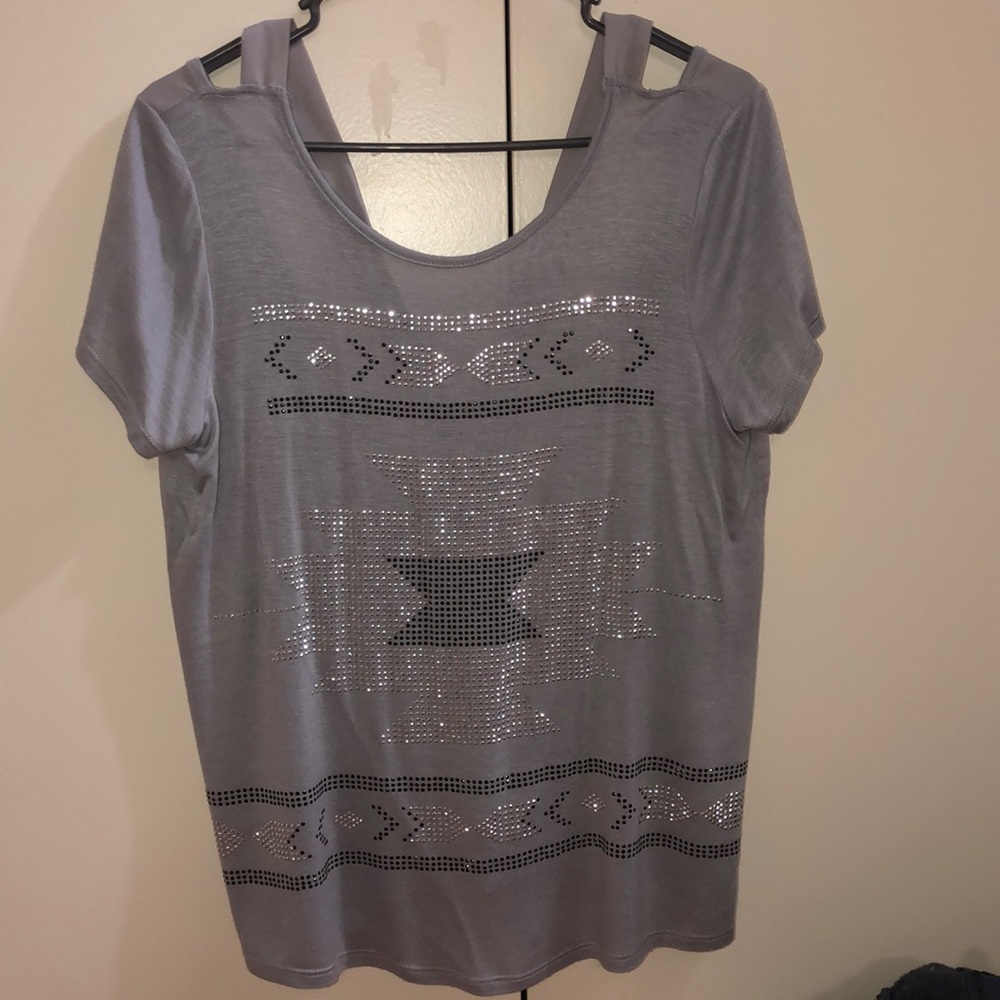 Buckle brand top